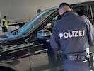 Im Zuge einer Grenzkontrolle am Karawanken Tunnel stieg der verdächtige Geldwäscher aufs Gas.
