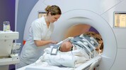 Eine Magnetresonanztomographie (MRT) erzeugt detaillierte Bilder des menschlichen Körpers und ...