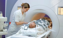Eine Magnetresonanztomographie (MRT) erzeugt detaillierte Bilder des menschlichen Körpers und ...