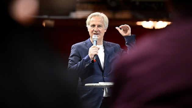 Burgtheaterdirektor Stefan Bachmann bespielt ab Herbst vier Häuser – das Kasino am Schwarzenbergplatz ist fertig renoviert. 