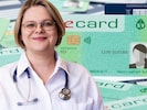 Das Aus für das E-Card-Stecken im Akkord, fordert die stellvertretende Kurienobfrau der niedergelassenen Ärzte in Niederösterreich, Dagmar Fedra-Machacek. (Bild: Krone KREATIV/Sozialversicherungs-Chipkarten Betriebs- und Errichtungsgesellschaft (SVC)/Georg Wilke, Elias Hartmann)