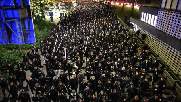 Die Sturm-Fans (hier in Dortmund) kommen zu Tausenden nach Wien.  (Bild: GEPA)