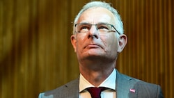 Die stark steigenden Schulden der Länder und Gemeinden werden für Finanzminister Marterbauer zum ...