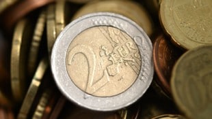 Rund 200 Zwei-Euro-Münzen umfasste die Sammlung, etwa drei Kilo brachte das Album auf die Waage. Nun ist das Geld weg. (Bild: APA/HELMUT FOHRINGER)
