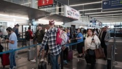 Auf amerikanischen Flughäfen kommt es derzeit vermehrt zu bösen Überraschungen. (Bild: AFP/SCOTT OLSON)