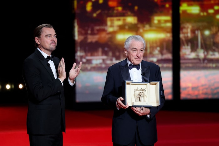 Robert De Niro wurde mit der Goldenen Ehrenpalme ausgezeichnet. Leonardo Di Caprio gratulierte.