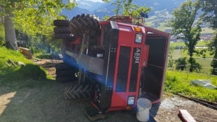 Als der Schlepper umkippte, hatte das böse Folgen für den 22-Jährigen. 