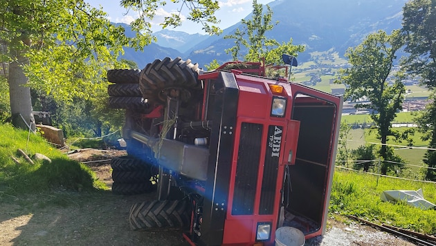 Als der Schlepper umkippte, hatte das böse Folgen für den 22-Jährigen. 