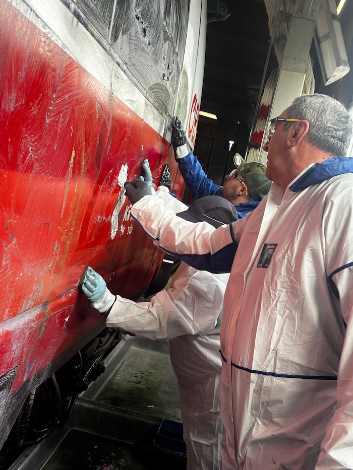 Insgesamt rund 130 Quadratmeter müssen von Leo, Heimo, Dragan und Oliver in der Waschanlage in Villach per Hand gesäubert werden.