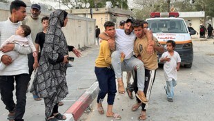 Ein Verwundeter wird nach einem israelischen Angriff in Khan Yunis im südlichen versorgt.