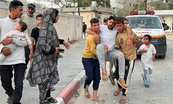 Ein Verwundeter wird nach einem israelischen Angriff in Khan Yunis im südlichen versorgt.