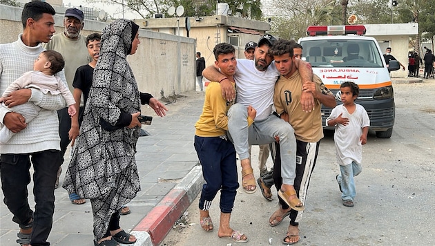 Ein Verwundeter wird nach einem israelischen Angriff in Khan Yunis im südlichen versorgt. (Bild: AFP/-)