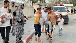 Ein Verwundeter wird nach einem israelischen Angriff in Khan Yunis im südlichen versorgt. (Bild: AFP/-)