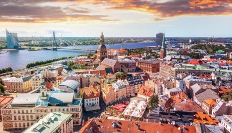 Die Erkundung der entzückenden Stadt Riga in Lettland eignet sich perfekt für ein Wochenende. (Bild: olezzo - stock.adobe.com)