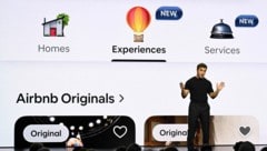 Airbnb-Chef Brian Chesky bei der Vorstellung der neuen App. (Bild: AFP/PATRICK T. FALLON)