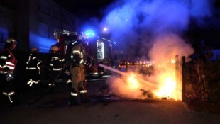 Der brennende Papiercontainer in der Neudorfstraße.