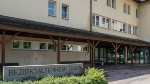 Das Bezirksaltenheim Traun (o.) ist Geschichte – das Gebäude wird im Herbst abgerissen, das ...