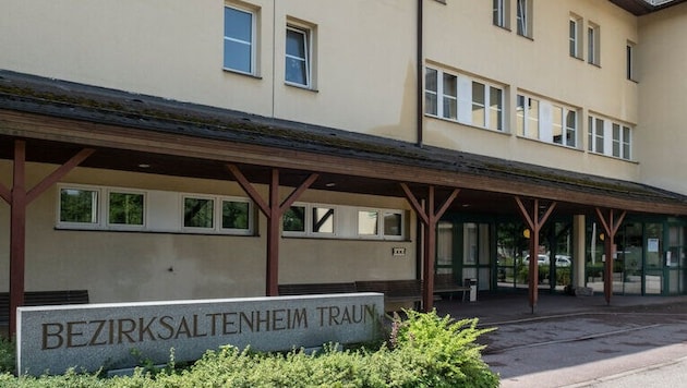 Das Bezirksaltenheim Traun (o.) ist Geschichte – das Gebäude wird im Herbst abgerissen, das gesamte Inventar wird nun am 23. Mai auf aurena.at versteigert.