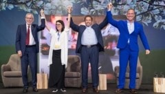 Unser Arnie mit Präsidenten-Ehepaar Van der Bellen (Bild: (Rökl / AUSTRIAN WORLD SUMMIT)