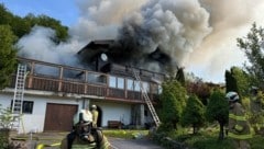 Die Flammen steigen meterhoch aus dem obersten Stock. (Bild: Markus Tschepp)