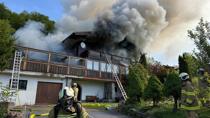 Das Haus steht in Vollbrand.