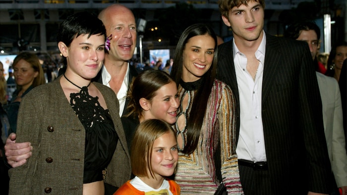 Demi Moore mit ihren Töchtern, Ex-Mann Bruce Willis und ihrem damaligen Ehemann Ashton Kutcher bei der Premiere zu „3 Engel für Charlie – Volle Power“