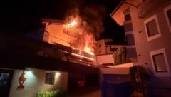 Vom Balkon breitete sich das Feuer auf die Fassade und den Dachstuhl aus. (Bild: FF Kitzbühel)