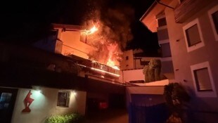 Vom Balkon breitete sich das Feuer auf die Fassade und den Dachstuhl aus.