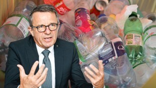 Spar – hier Oberösterreich-Chef Jakob Leitner – hat viel investiert, um die Dosen und Flaschen zurücknehmen zu können. (Bild: Krone KREATIV/Markus Wenzel (2))