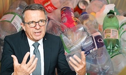 Spar – hier Oberösterreich-Chef Jakob Leitner – hat viel investiert, um die Dosen und Flaschen ...