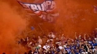 Die Unterstützung der Fans konnte Sampdoria am Ende auch nicht vor dem sportlichen Niedergang retten.  (Bild: AFP/APA/MARCO BERTORELLO)