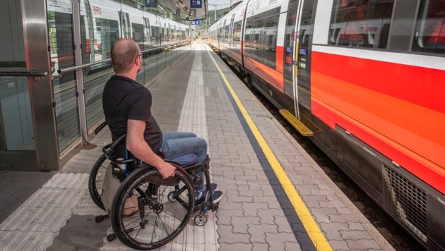 So erging es Stefan G. vorige Woche, als ihm der Zug vor der Nase wegfuhr, weil sich alle anderen Passagiere vorgedrängt hatten und auch der Schaffner nicht sah, dass er noch am Bahnsteig stand. (Bild: Seebacher Doris)