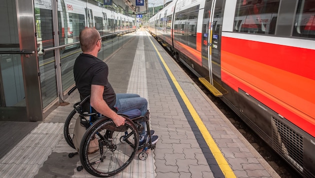 So erging es Stefan G. vorige Woche, als ihm der Zug vor der Nase wegfuhr, weil sich alle anderen Passagiere vorgedrängt hatten und auch der Schaffner nicht sah, dass er noch am Bahnsteig stand.