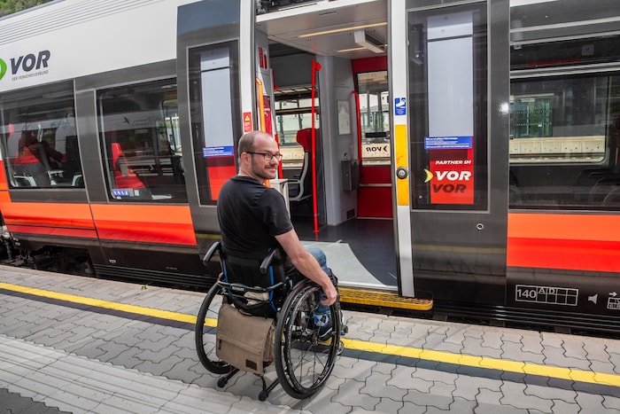 Mit seinem Rollstuhl ist Stefan G. auf Niederflurzüge der ÖBB angewiesen. Dass sich die Leute an ihm vorbeidrängen und ihm selten die Vorfahrt lassen, daran hat er sich bereits gewöhnt.