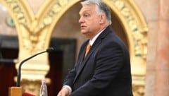 Ministerpräsident Viktor Orbán sucht einen potenziellen Partner in Rumänien und vergrault die eigenen Staatsbürger. (Bild: AFP/ATTILA KISBENEDEK)