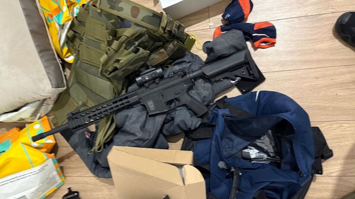 Auch schwere Waffen wurden bei den Bossen sichergestellt.