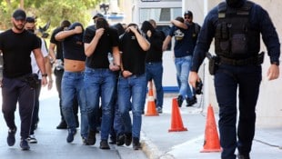 Hooligans krachen immer wieder mit der Polizei zusammen. Jetzt mischten polnische Fußball-Randalierer im kriminellen Schleppergeschäft mit. (Symbolbild) (Bild: EPA/ORESTIS PANAGIOTOU)