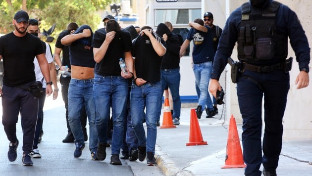 Hooligans krachen immer wieder mit der Polizei zusammen. Jetzt mischten polnische Fußball-Randalierer im kriminellen Schleppergeschäft mit. (Symbolbild) (Bild: EPA/ORESTIS PANAGIOTOU)