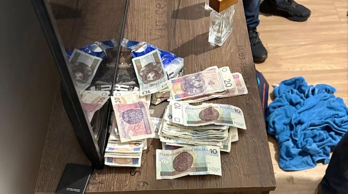Das beschlagnahmte Geldvermögen bei den Menschenhändlern.