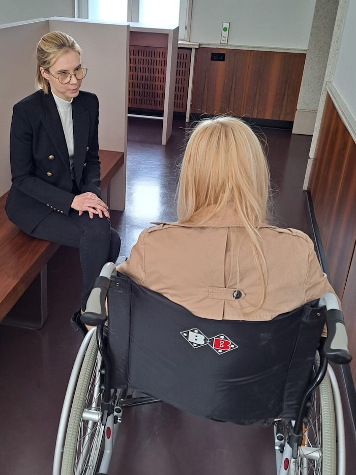 Anwältin Julia Halm mit ihrer Mandantin. Die Dauerfolgen der massiven Bissverletzungen sind noch ...