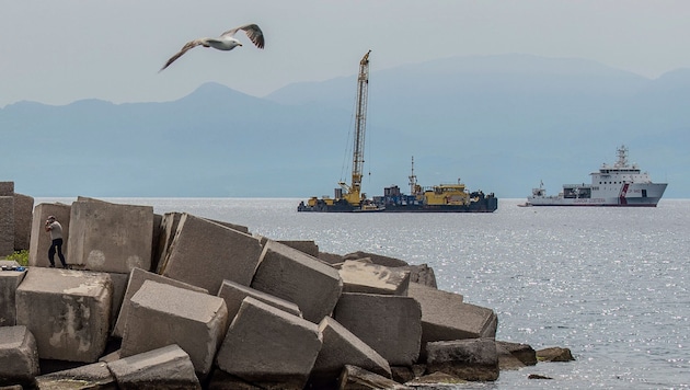 Die Mega-Segeljacht soll wieder an die Oberfläche geholt werden – nach einem tödlichen Unfall während der Bergungsarbeiten wurde das schwierige Unterfangen jedoch ausgesetzt.