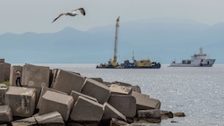 Die Mega-Segeljacht soll wieder an die Oberfläche geholt werden – nach einem tödlichen Unfall während der Bergungsarbeiten wurde das schwierige Unterfangen jedoch ausgesetzt. (Bild: AP/Salvatore Cavalli)