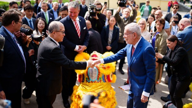 Bundespräsident Alexander Van der Bellen und Li Hongzhong, Vizepräsident des Nationalen ...