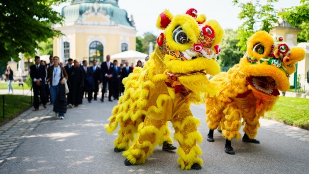 Löwentanz und Promi-Gefolge als festliches Begrüßungskomitee für die neuen Pandas.