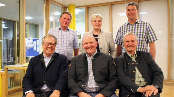 Die neue Führungsriege mit Gerhard Buchner (hinten, ganz rechts)