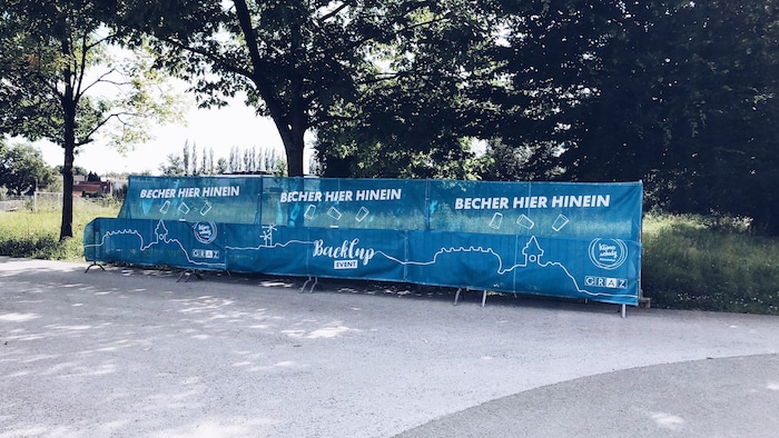 In den „Hängematten“ können die Becher einfach entsorgt werden.