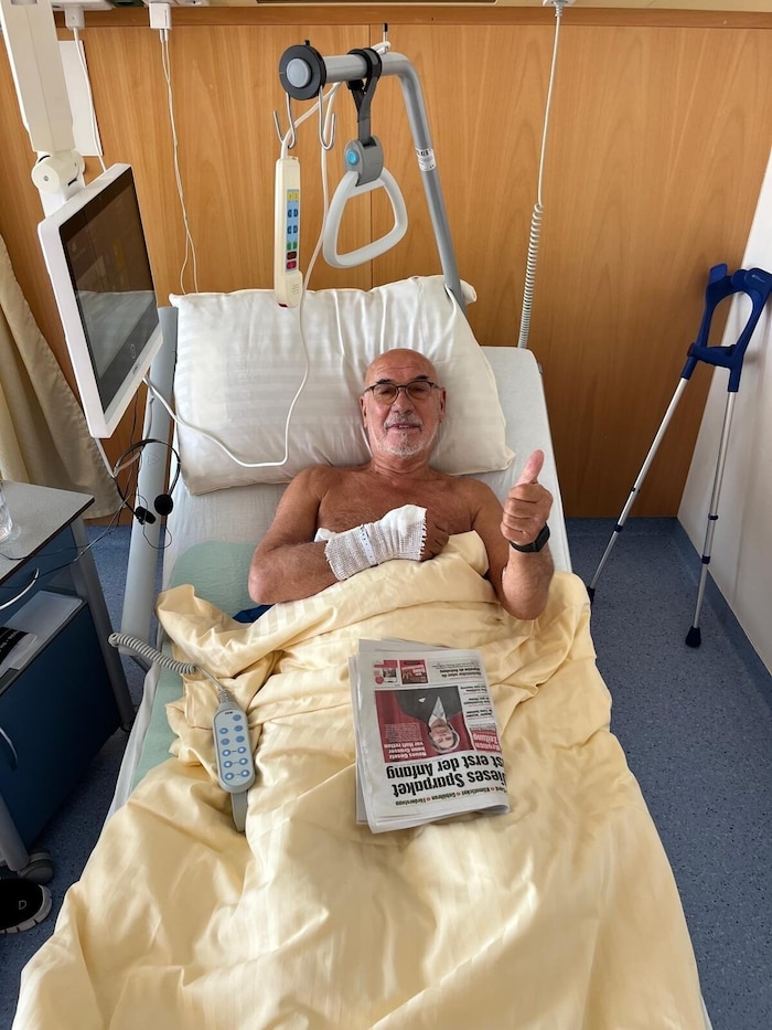 Er kann schon wieder ein bisschen lächeln: Otto Retzer grüßt Krone-User und Leser vom ...