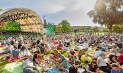 Das Prater Picknick bildet traditionell den Startschuss für den Kultursommer. Ein buntes ...