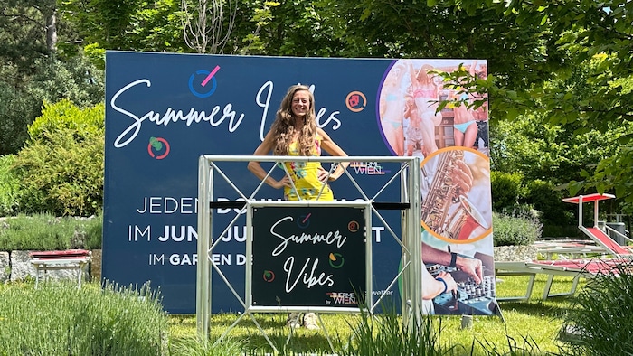 Summer Vibes mit DJane MelMario in der Therme Wien.