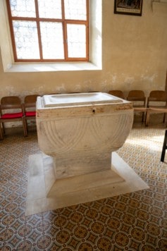 Der berühmte romanische Taufstein in der Stadtpfarrkirche von Friesach. (Bild: Arbeiter Dieter)